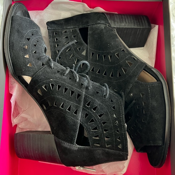 Vince Camuto Women's Lallia Black Cut Out Lace Up Heels Ankle Booties Size 10M - Picture 1 of 6